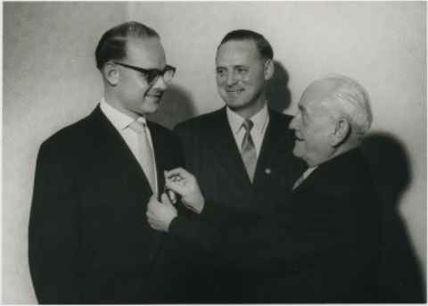 Philipp u. Heinz Zimmermann die silberne Ehrennadel für Verdienste 22.11.1958.