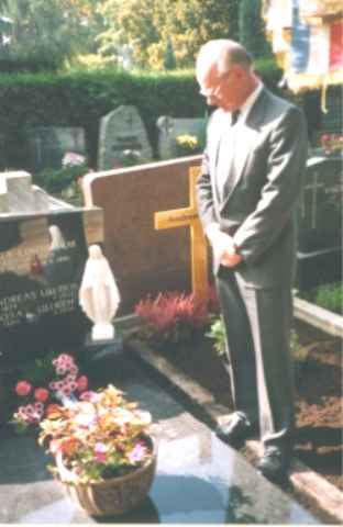 Vorsitzender Ph. Zimmermann am Grab vom Ehrenvorsitzenden Andreas Ullrich.