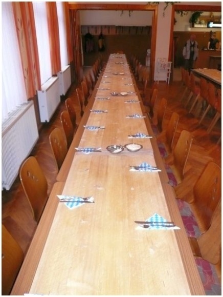 Tisch mit Holzbrett